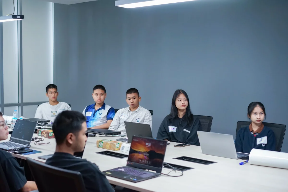 นักเรียนกำลังสนุกกับกิจกรรมในแคมป์